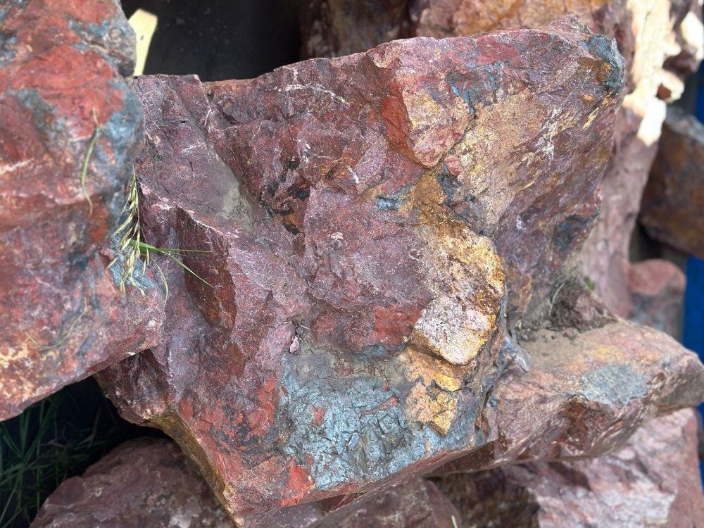 Камни для ландшафтного дизайна красно-фиолетовые 10-60 килограмм купить в Белгороде