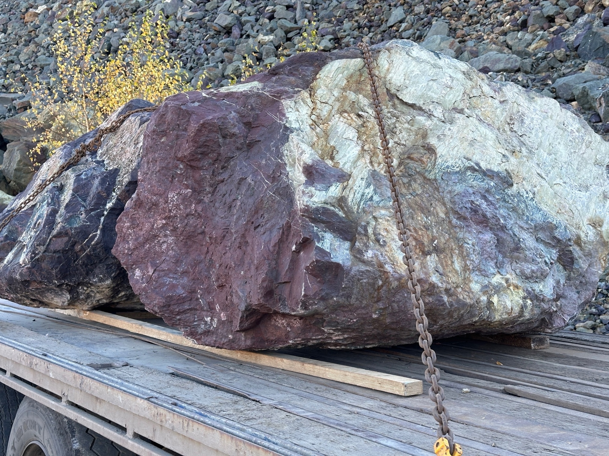 Огромные красно-фиолетовые валуны для ландшафтного дизайна весом более 5 тонн купить в Белгороде