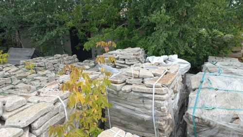 Плитняк галтованный гранитный для ландшафтного дизайна купить в Белгороде