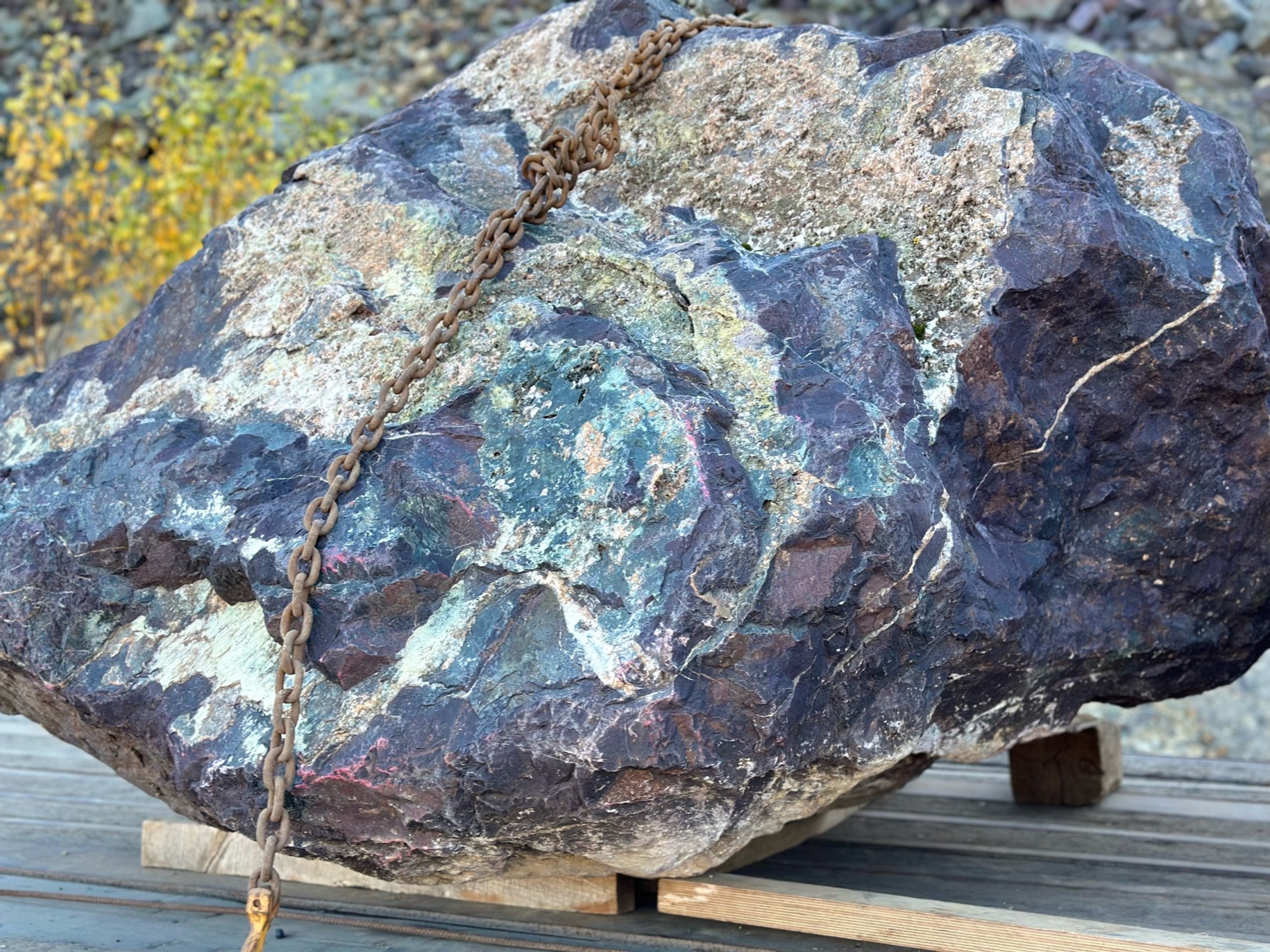 Огромные красно-фиолетовые валуны для ландшафтного дизайна весом более 5 тонн купить в Белгороде