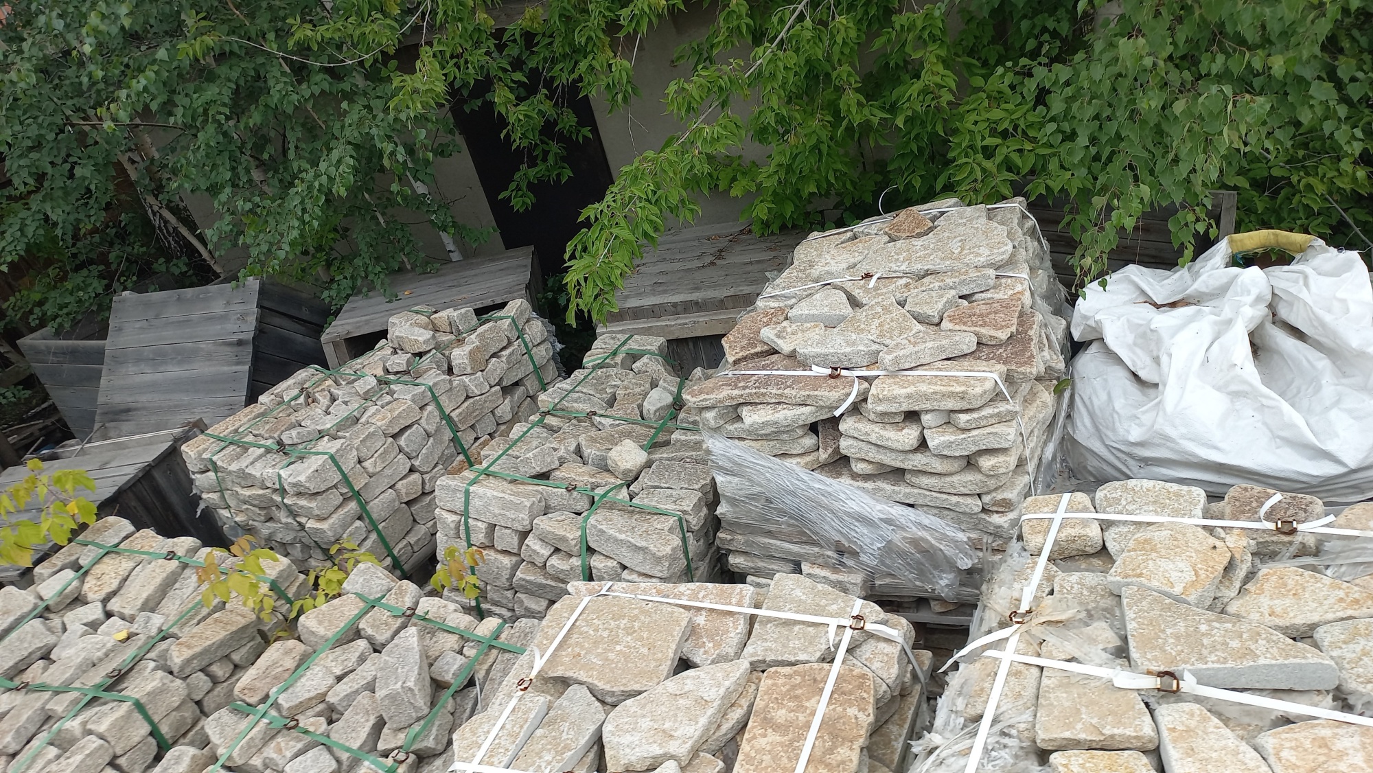 Плитняк гранитный галтованный купить в Белгороде