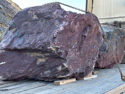 Огромные красно-фиолетовые валуны для ландшафтного дизайна весом более 5 тонн купить в Белгороде