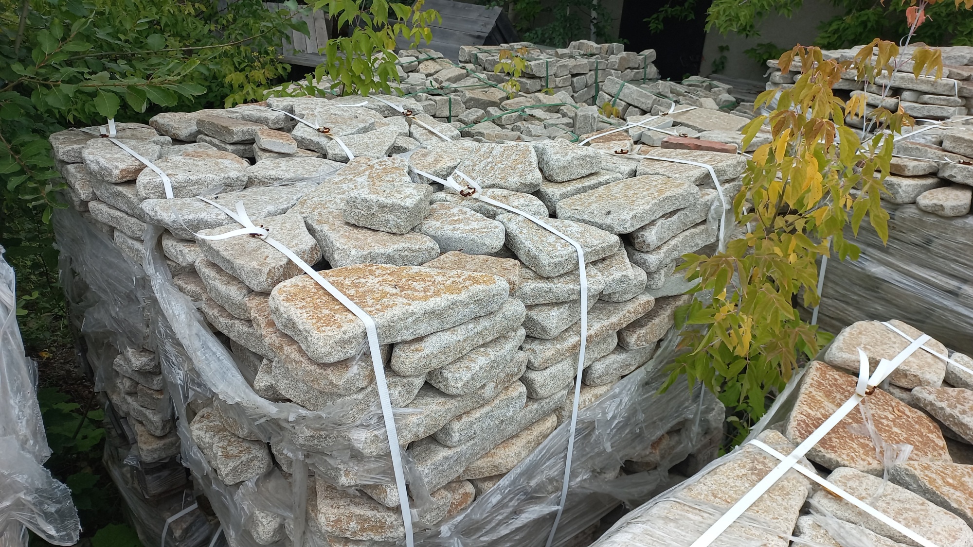 Плитняк галтованный гранитный для ландшафтного дизайна купить в Белгороде