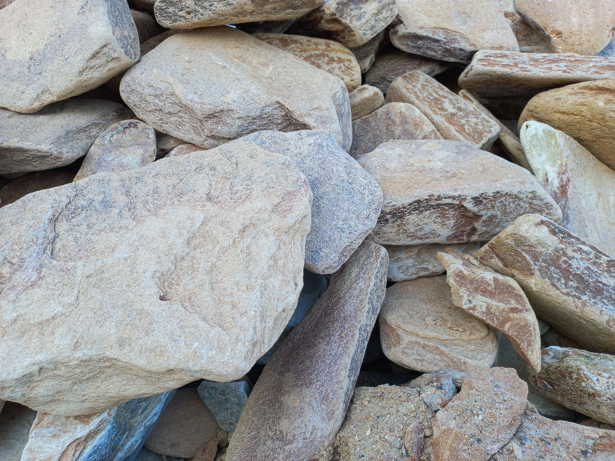 Златолит жёлтый, жёлто-зелёный глыбки и валуны для ланшафтного дизайна купить в Белгороде