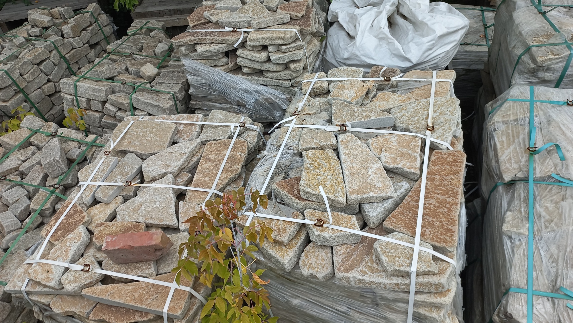 Плитняк гранитный галтованный купить в Белгороде