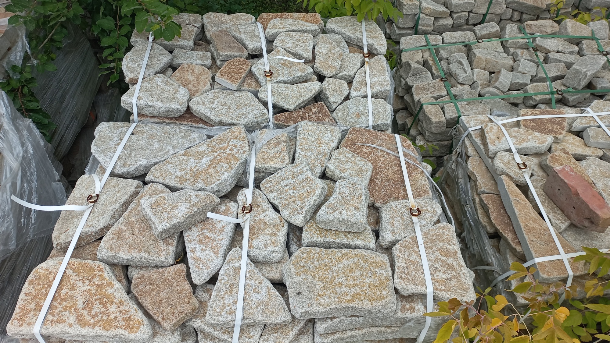 Гранитный плитняк галтованный для мощения купить в Белгороде