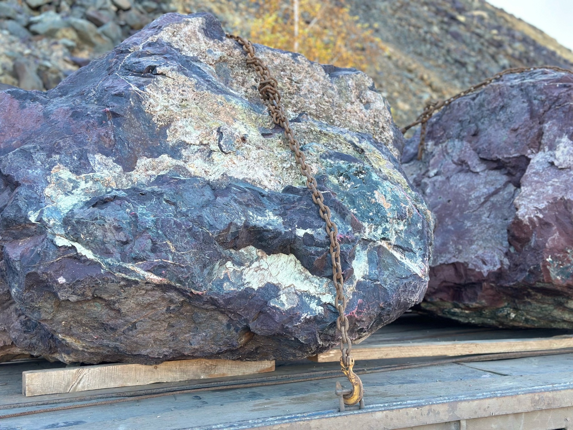 Огромные красно-фиолетовые валуны для ландшафтного дизайна весом более 5 тонн купить в Белгороде