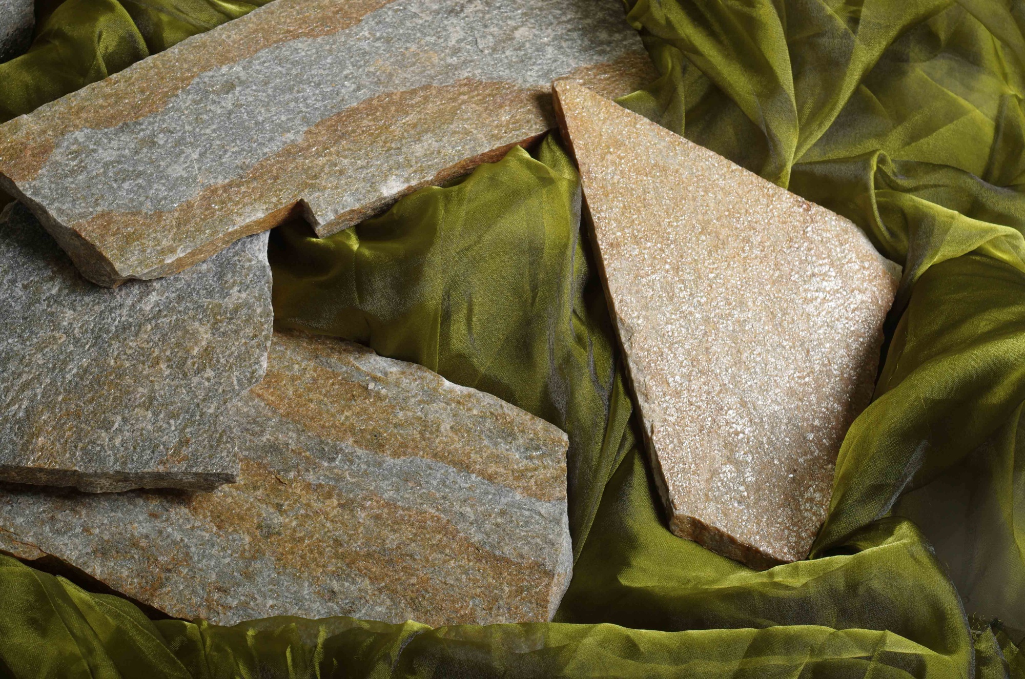 Плитняк златолит Уральский для цоколя, отмостки купить в Белгороде