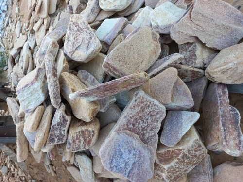 Златолит жёлтый, жёлто-зелёный глыбки и валуны для ланшафтного дизайна купить в Белгороде