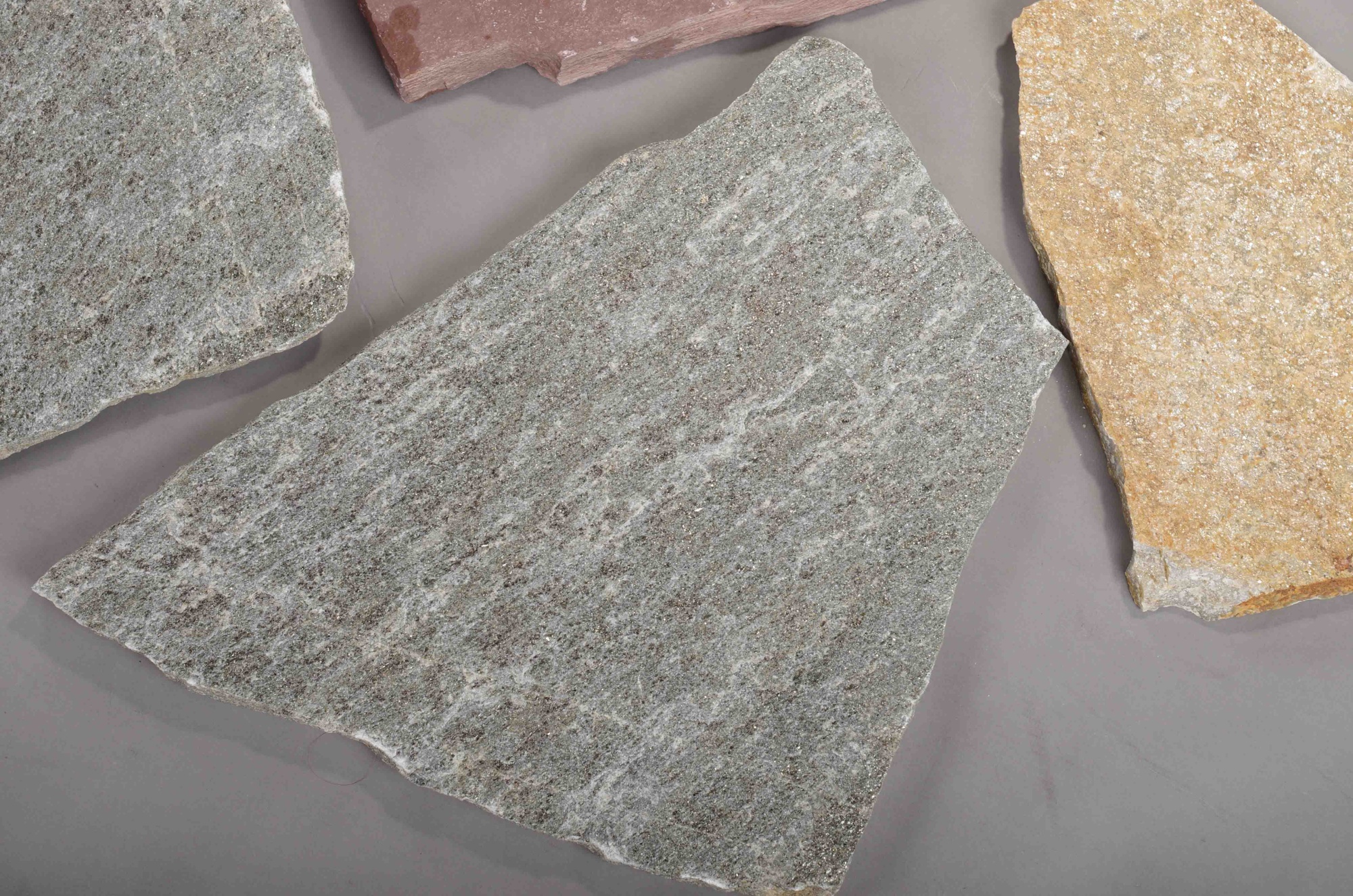 Плитняк златолит Уральский для цоколя, отмостки купить в Белгороде