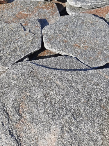 Златолит серебристый галтованный для лестниц купить в Белгороде